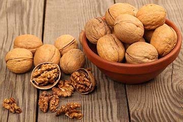 Dieta com nozes combate queda de cabelo. Dieta com nozes controla queda de cabelo.