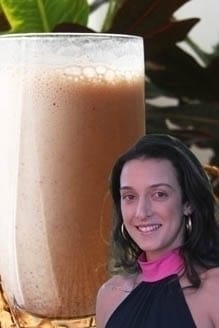 Milkshake vivo de leite de amêndoas com cacau