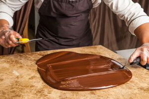 Processo de tempera do chocolate.